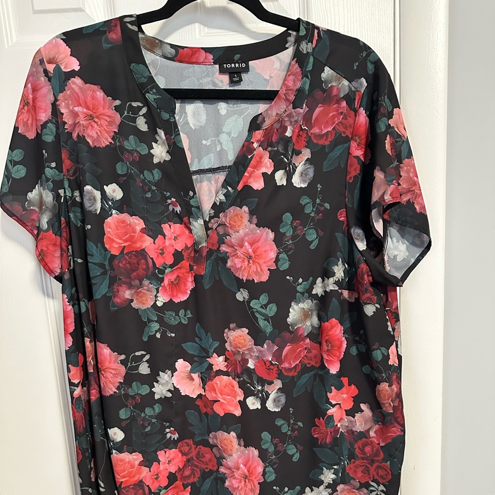 Size 1 (14-16) Torrid floral tunic blouse